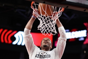 外线有谱！扬布拉德半场三分4中3贡献9分4助 另有1断1帽